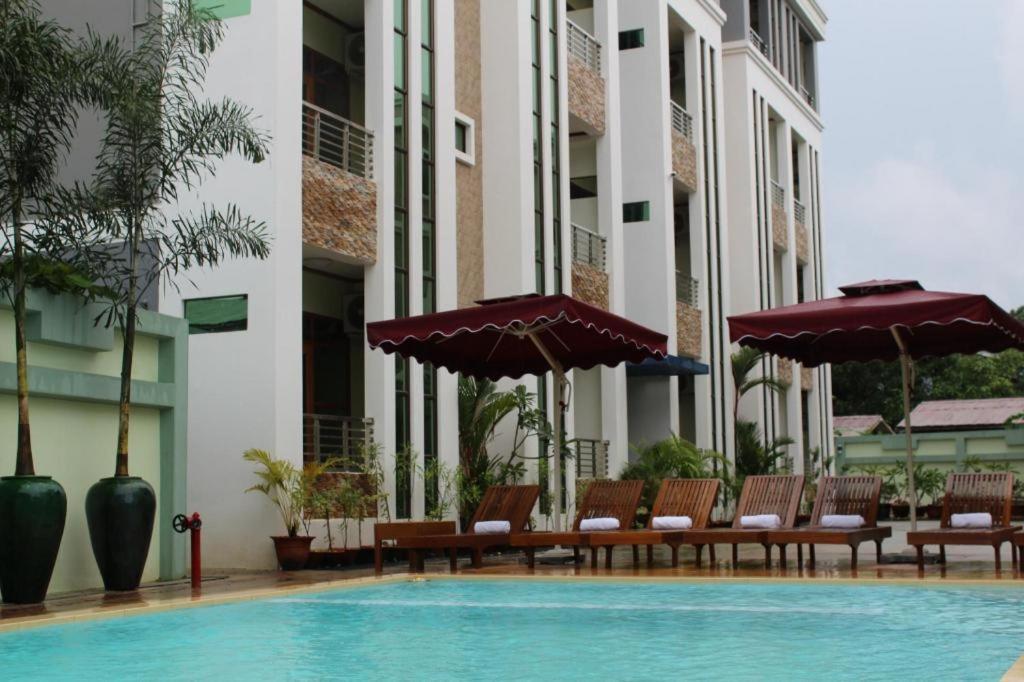 Ten Mile Hotel Yangon Bagian luar foto