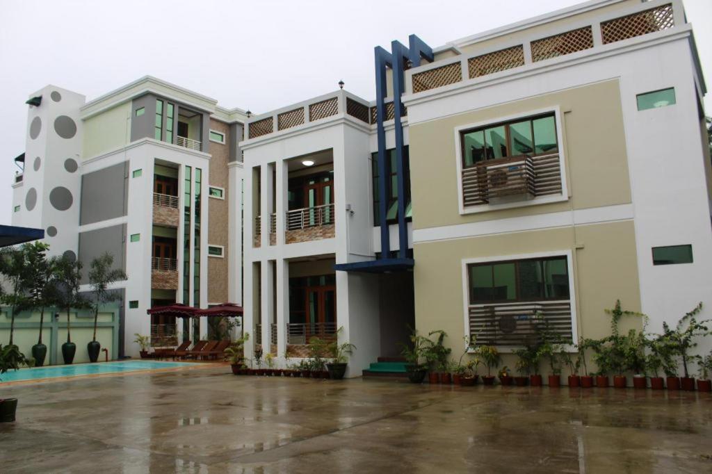 Ten Mile Hotel Yangon Bagian luar foto