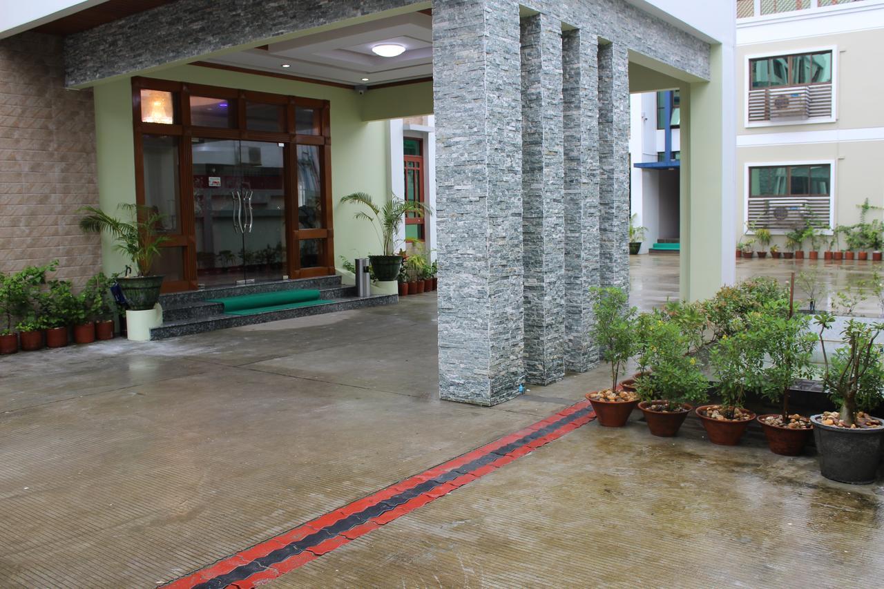Ten Mile Hotel Yangon Bagian luar foto