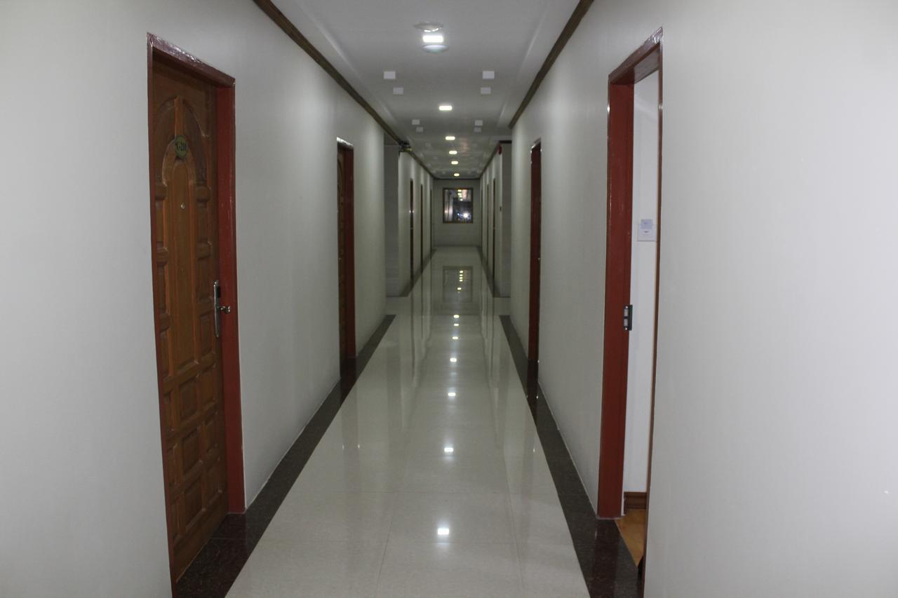 Ten Mile Hotel Yangon Bagian luar foto