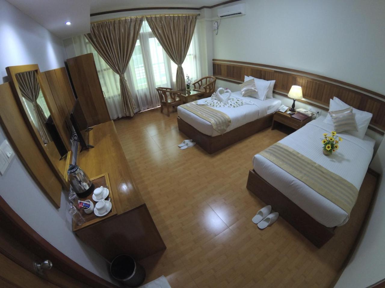 Ten Mile Hotel Yangon Bagian luar foto