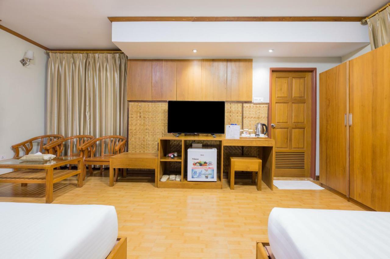 Ten Mile Hotel Yangon Bagian luar foto