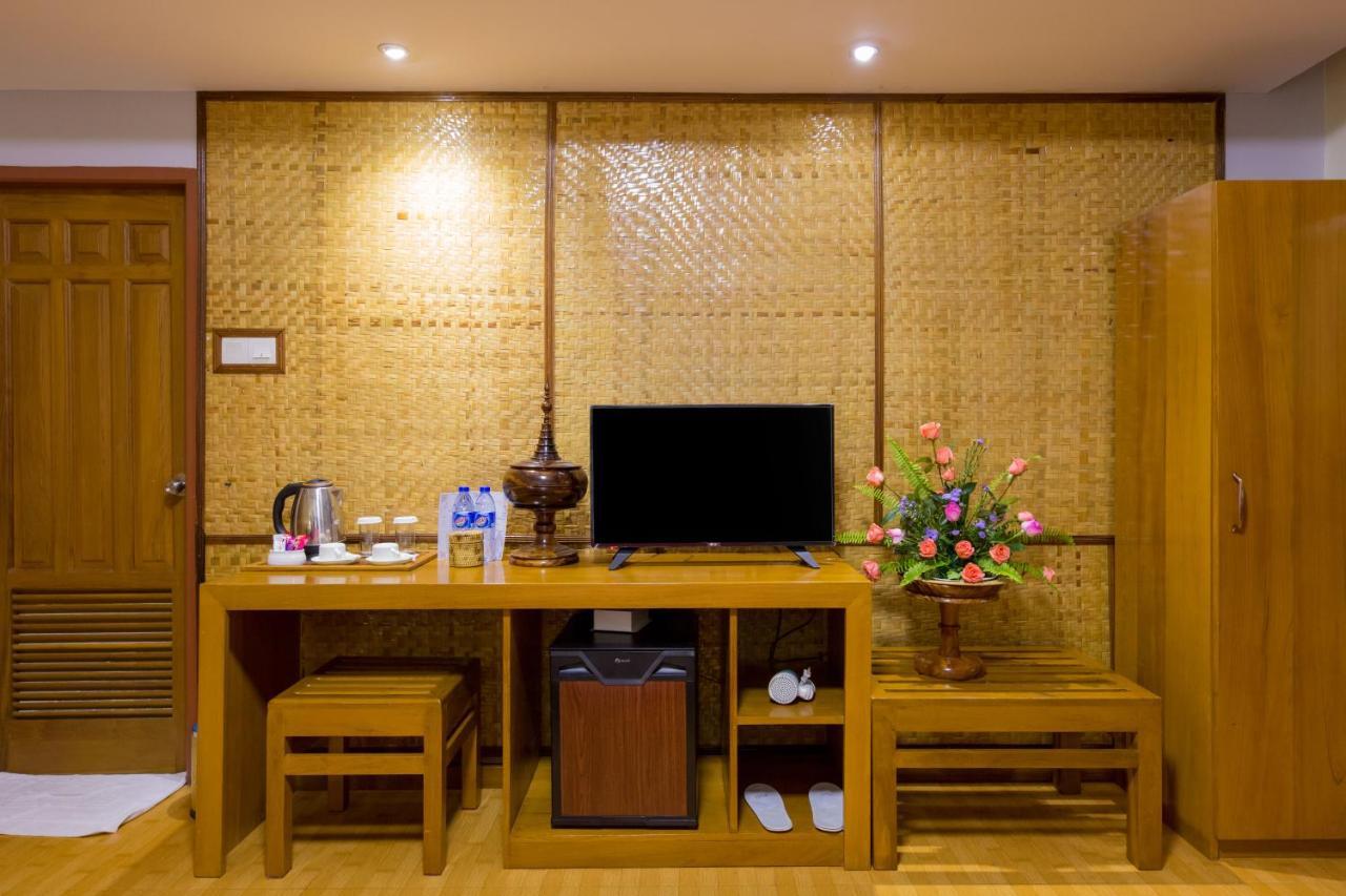 Ten Mile Hotel Yangon Bagian luar foto